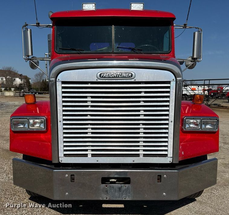 image for item EM3747 2002 Freightliner FLD112SD semi truck