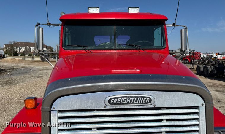 image for item EM3747 2002 Freightliner FLD112SD semi truck