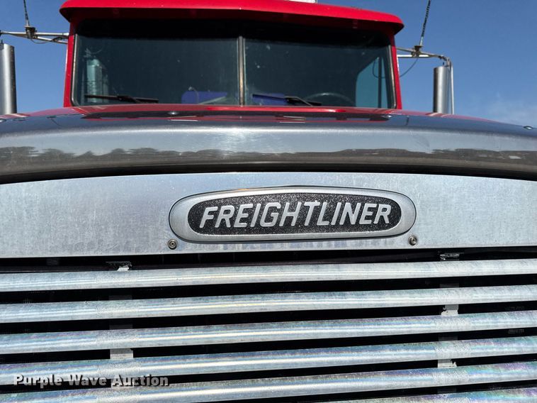 image for item EM3747 2002 Freightliner FLD112SD semi truck