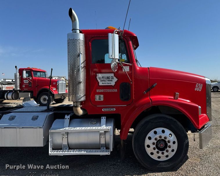 image for item EM3747 2002 Freightliner FLD112SD semi truck