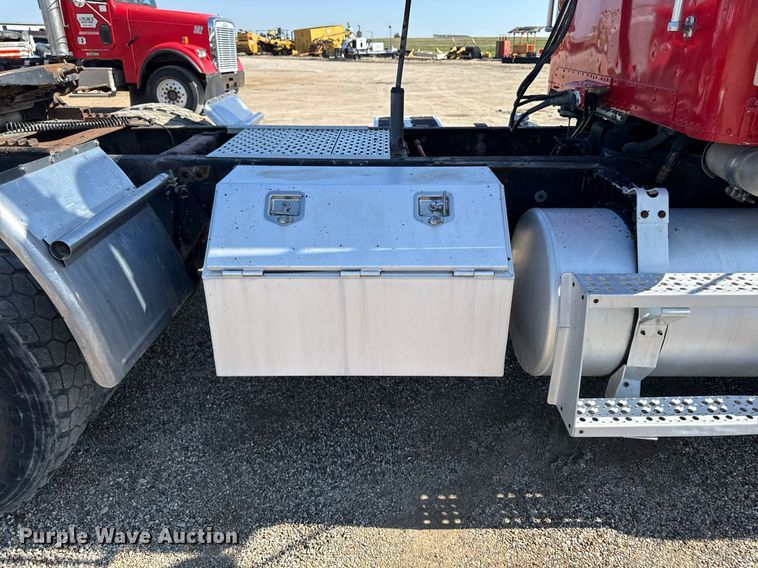 image for item EM3747 2002 Freightliner FLD112SD semi truck