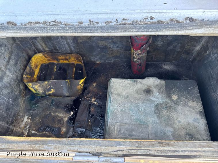 image for item EM3747 2002 Freightliner FLD112SD semi truck