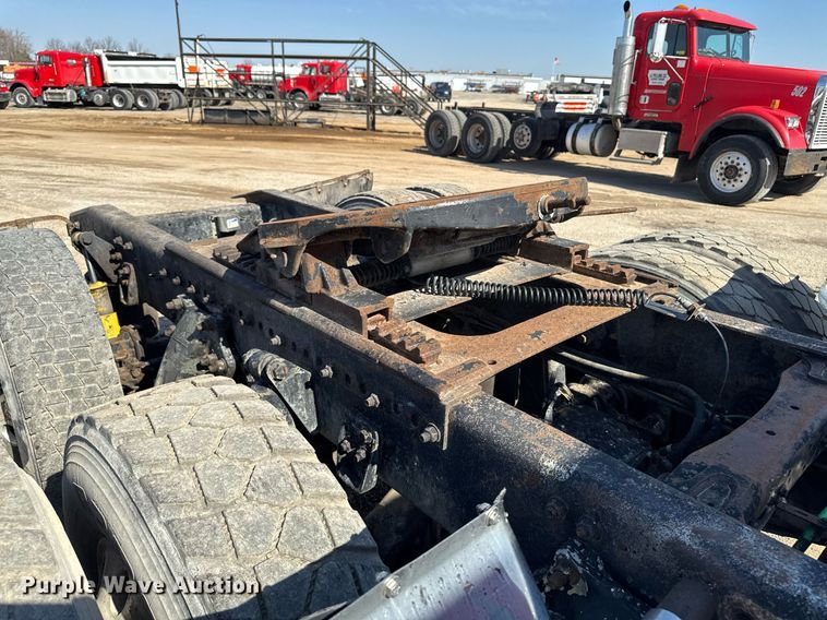 image for item EM3747 2002 Freightliner FLD112SD semi truck