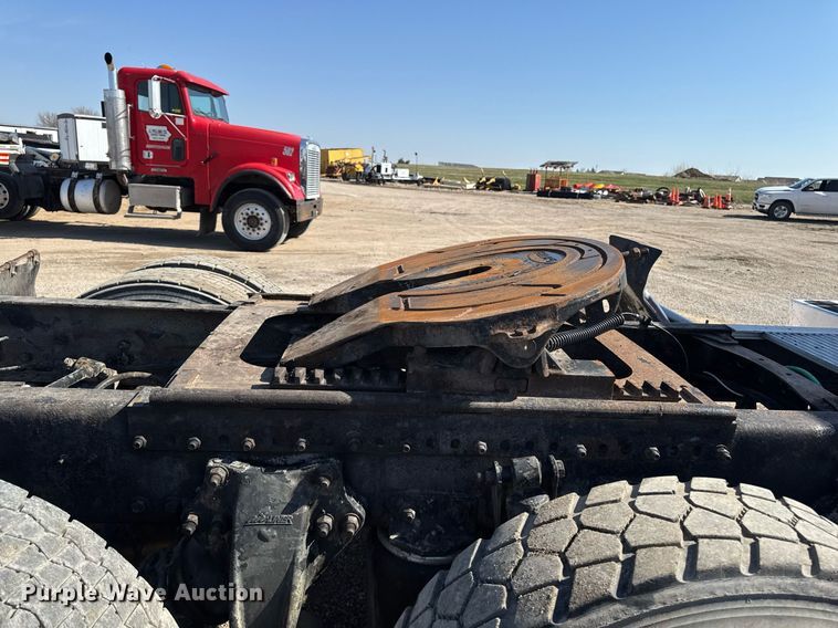 image for item EM3747 2002 Freightliner FLD112SD semi truck