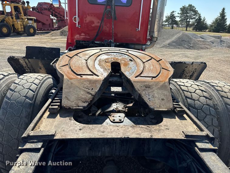 image for item EM3747 2002 Freightliner FLD112SD semi truck