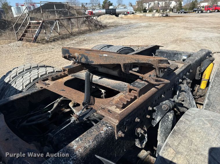 image for item EM3747 2002 Freightliner FLD112SD semi truck