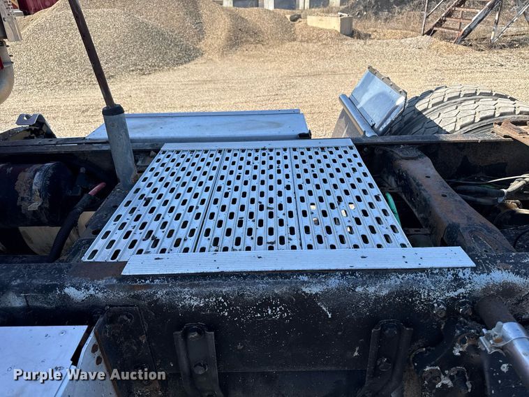 image for item EM3747 2002 Freightliner FLD112SD semi truck