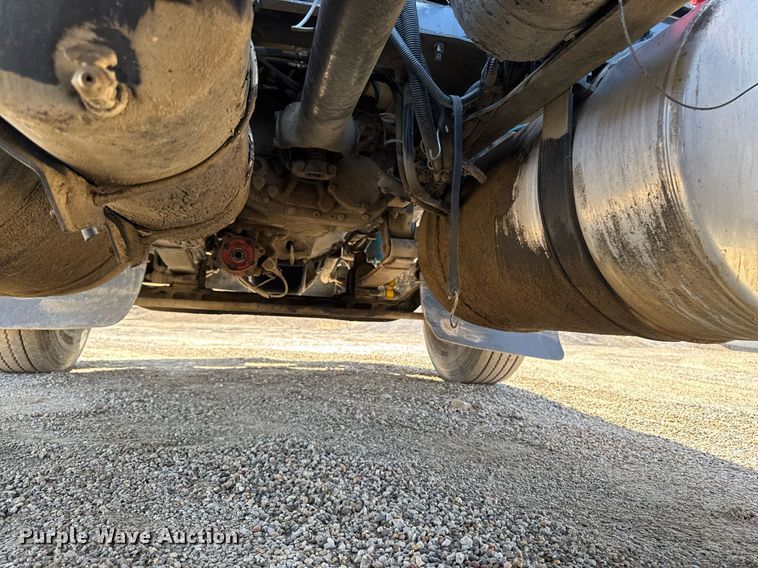 image for item EM3747 2002 Freightliner FLD112SD semi truck