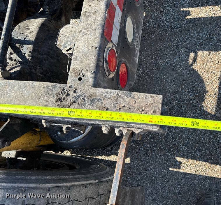 image for item EM3747 2002 Freightliner FLD112SD semi truck