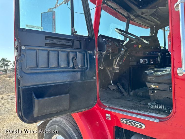 image for item EM3747 2002 Freightliner FLD112SD semi truck