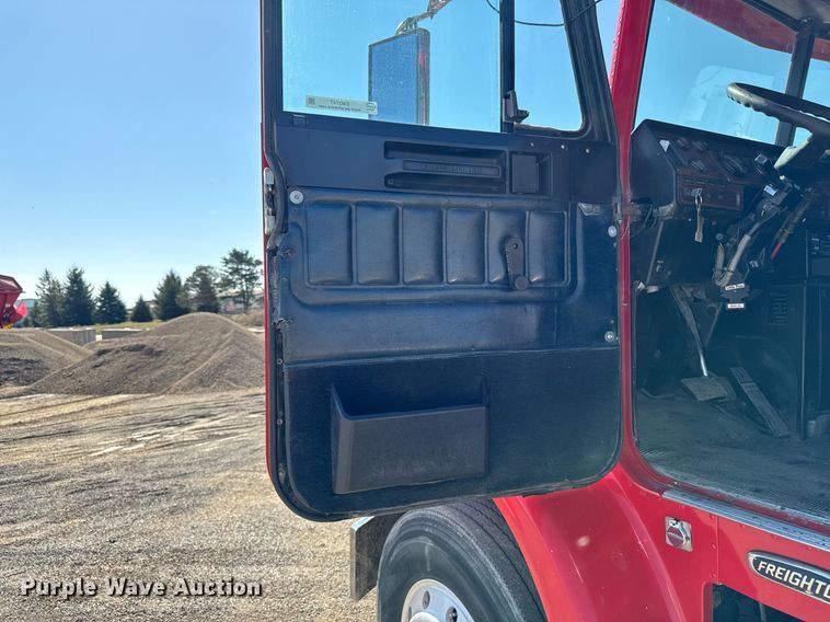 image for item EM3747 2002 Freightliner FLD112SD semi truck