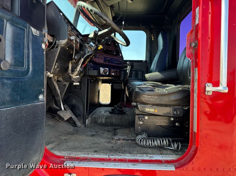 image for item EM3747 2002 Freightliner FLD112SD semi truck