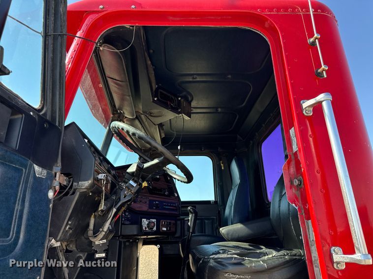 image for item EM3747 2002 Freightliner FLD112SD semi truck