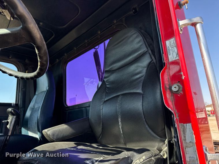 image for item EM3747 2002 Freightliner FLD112SD semi truck