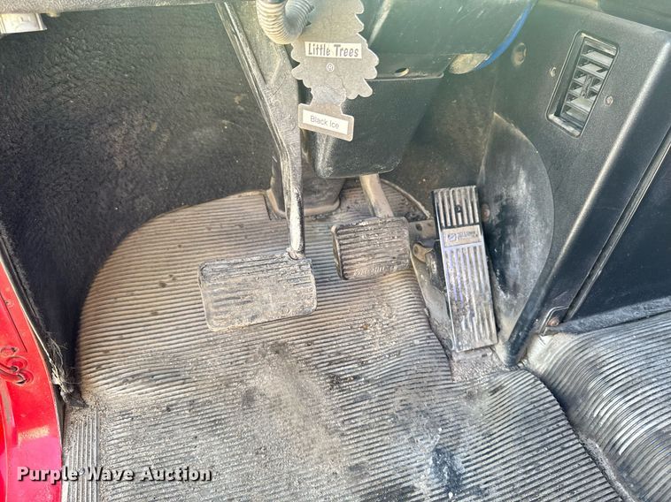 image for item EM3747 2002 Freightliner FLD112SD semi truck