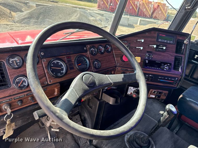 image for item EM3747 2002 Freightliner FLD112SD semi truck