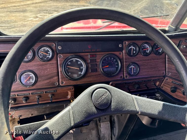 image for item EM3747 2002 Freightliner FLD112SD semi truck