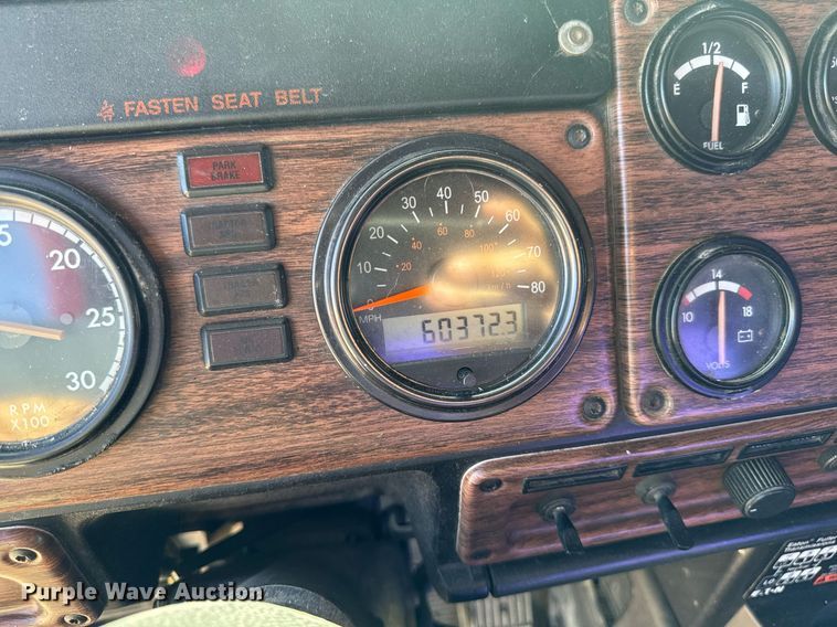 image for item EM3747 2002 Freightliner FLD112SD semi truck