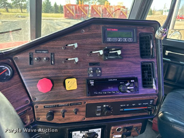 image for item EM3747 2002 Freightliner FLD112SD semi truck