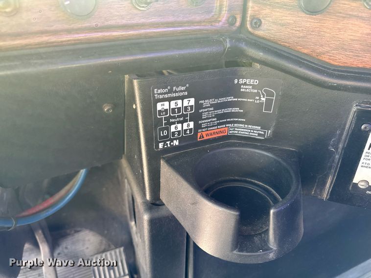 image for item EM3747 2002 Freightliner FLD112SD semi truck