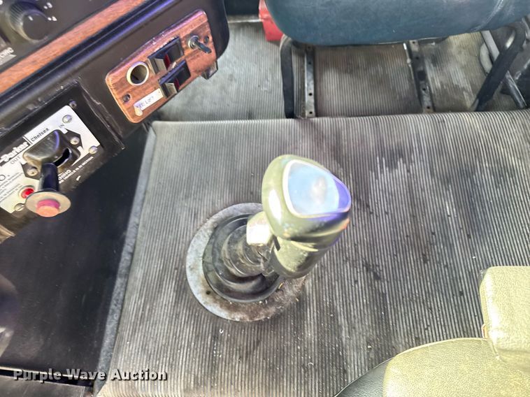 image for item EM3747 2002 Freightliner FLD112SD semi truck