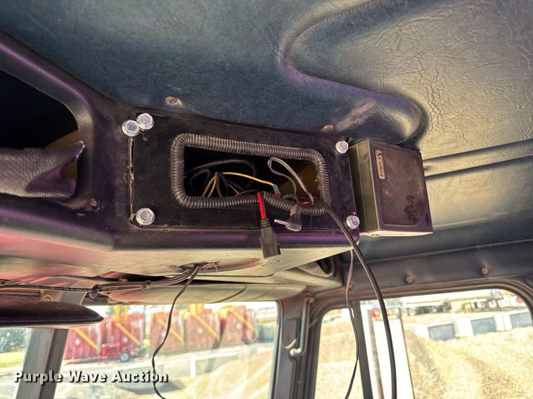 image for item EM3747 2002 Freightliner FLD112SD semi truck