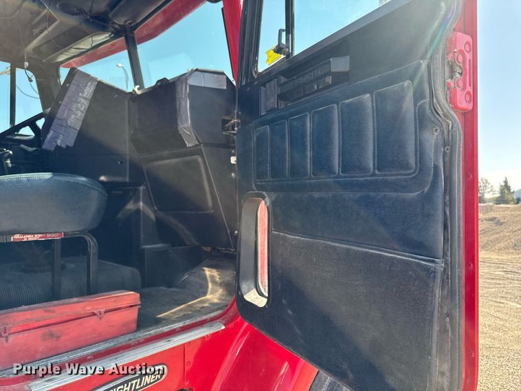 image for item EM3747 2002 Freightliner FLD112SD semi truck