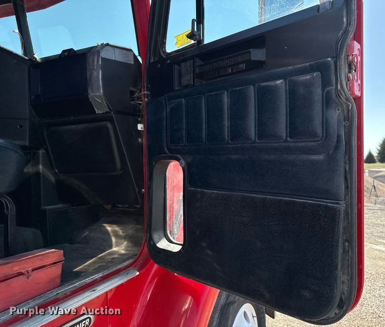 image for item EM3747 2002 Freightliner FLD112SD semi truck