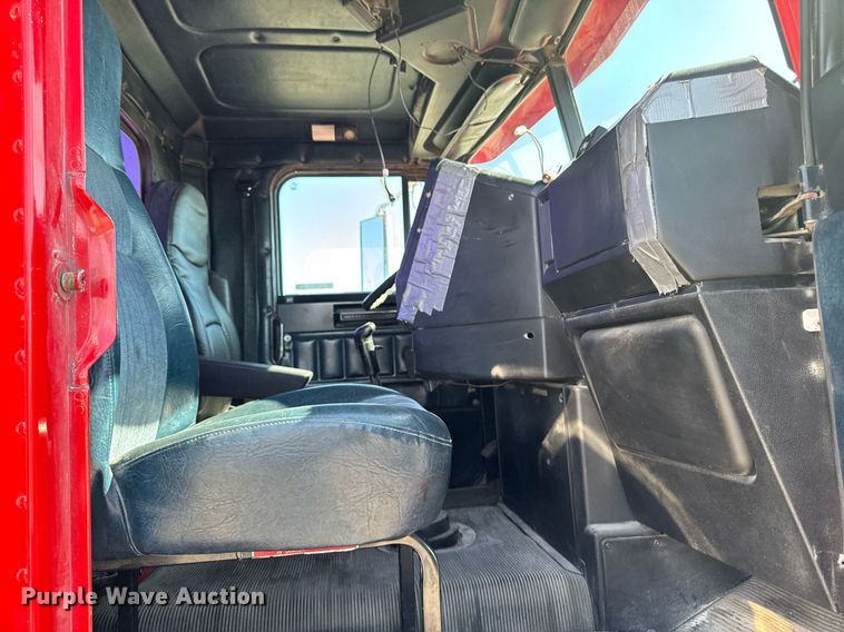 image for item EM3747 2002 Freightliner FLD112SD semi truck