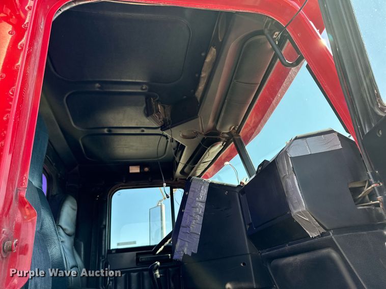 image for item EM3747 2002 Freightliner FLD112SD semi truck