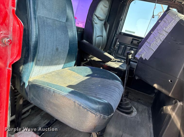 image for item EM3747 2002 Freightliner FLD112SD semi truck