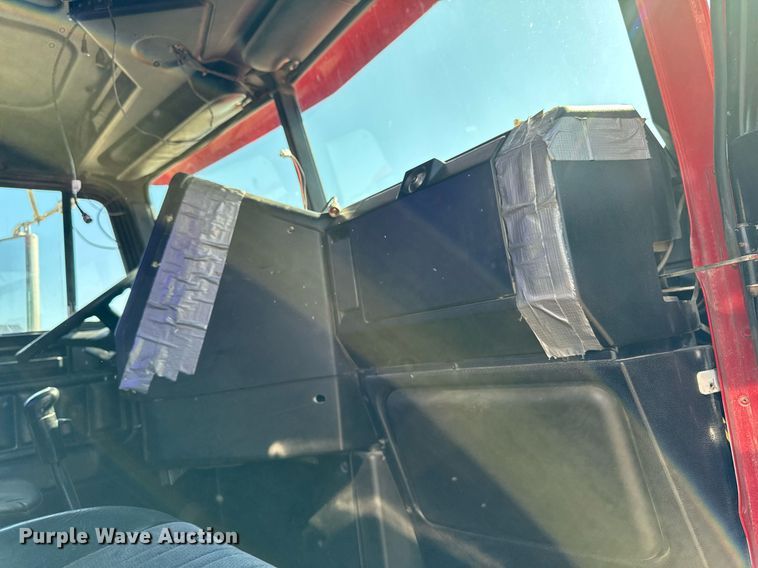 image for item EM3747 2002 Freightliner FLD112SD semi truck