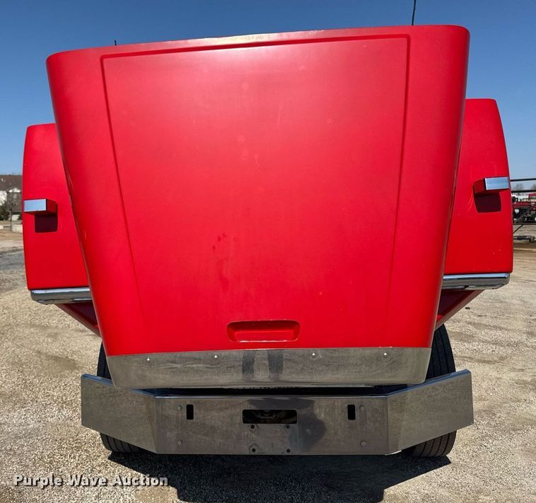 image for item EM3747 2002 Freightliner FLD112SD semi truck