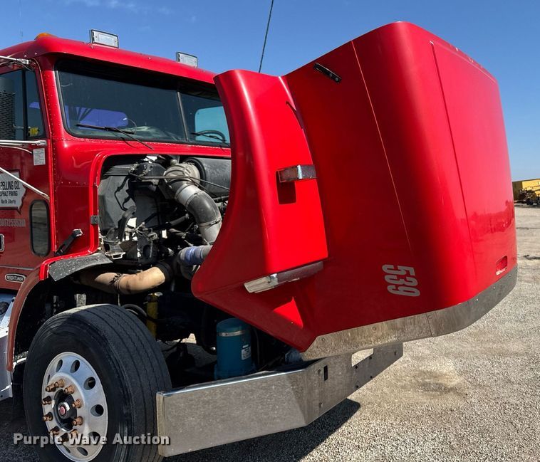 image for item EM3747 2002 Freightliner FLD112SD semi truck