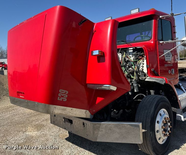 image for item EM3747 2002 Freightliner FLD112SD semi truck