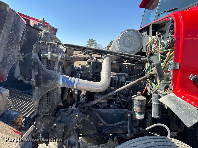 image for item EM3747 2002 Freightliner FLD112SD semi truck