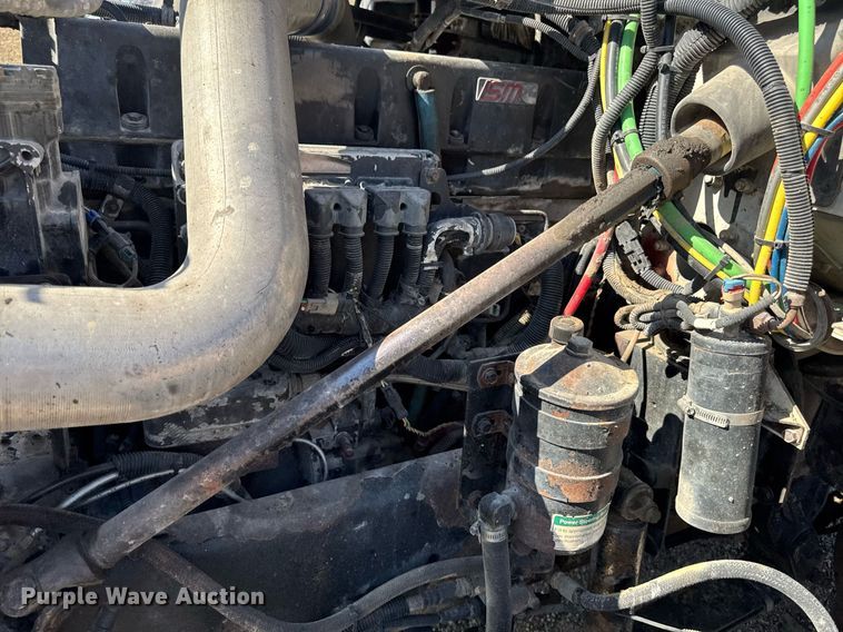 image for item EM3747 2002 Freightliner FLD112SD semi truck