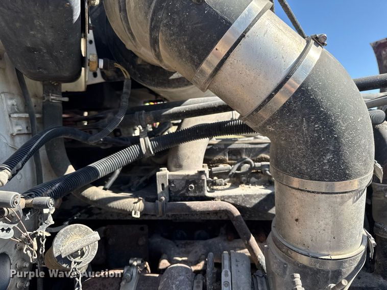 image for item EM3747 2002 Freightliner FLD112SD semi truck