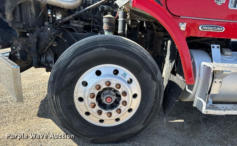 image for item EM3747 2002 Freightliner FLD112SD semi truck