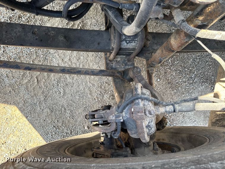 image for item EM3747 2002 Freightliner FLD112SD semi truck