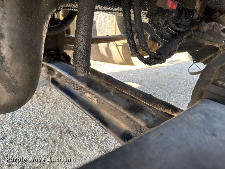 image for item EM3747 2002 Freightliner FLD112SD semi truck