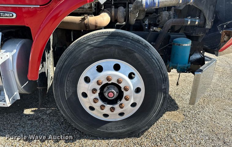 image for item EM3747 2002 Freightliner FLD112SD semi truck