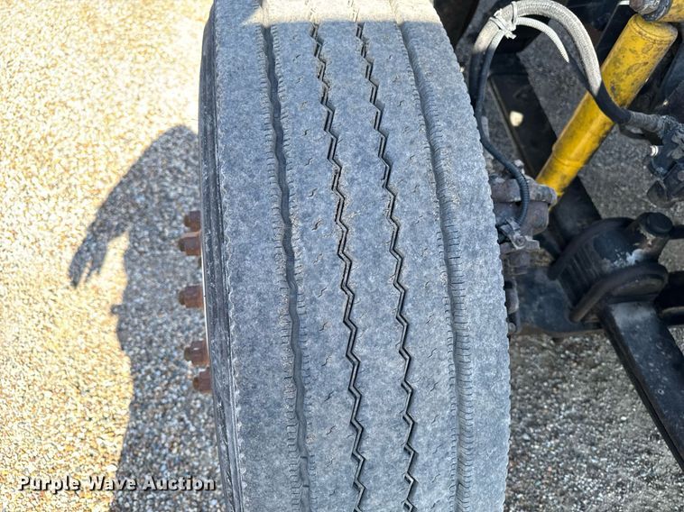 image for item EM3747 2002 Freightliner FLD112SD semi truck