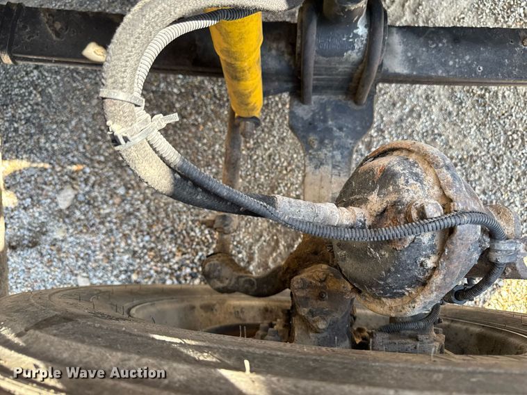 image for item EM3747 2002 Freightliner FLD112SD semi truck