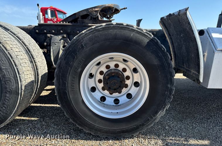 image for item EM3747 2002 Freightliner FLD112SD semi truck