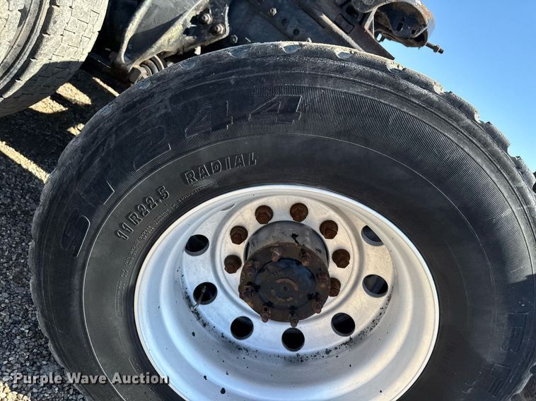 image for item EM3747 2002 Freightliner FLD112SD semi truck