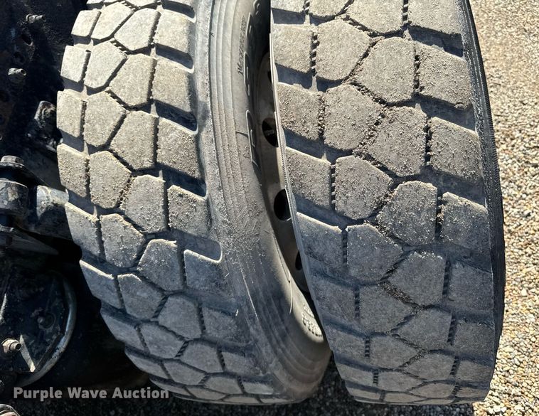 image for item EM3747 2002 Freightliner FLD112SD semi truck