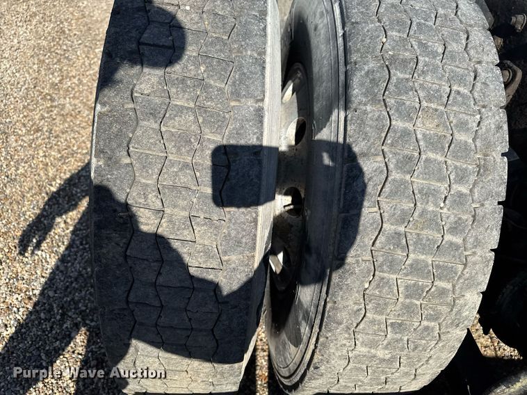 image for item EM3747 2002 Freightliner FLD112SD semi truck