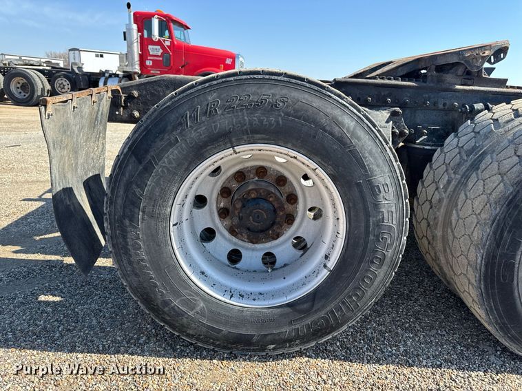 image for item EM3747 2002 Freightliner FLD112SD semi truck