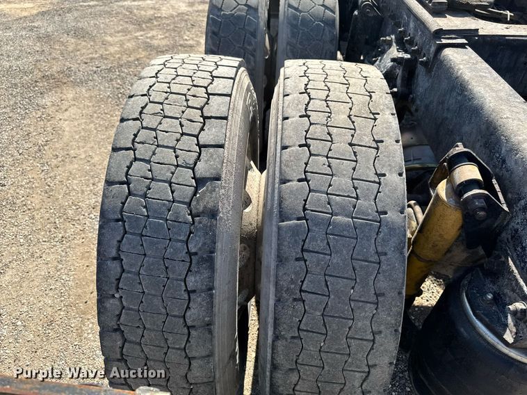 image for item EM3747 2002 Freightliner FLD112SD semi truck